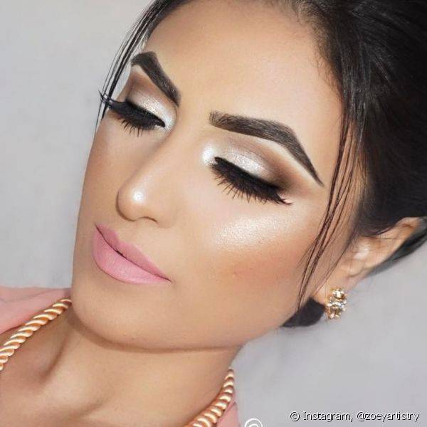 A pele mega iluminada ? um das trends perfeitas para variar o visual opaco da maquiagem na festa de formatura (Foto: Instagram @zoeyartistry)